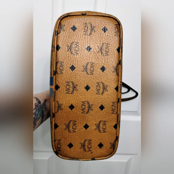 MCM Medium Liz Shopper Tote With MCM Bone Bag Charm - Picture 4 of 14